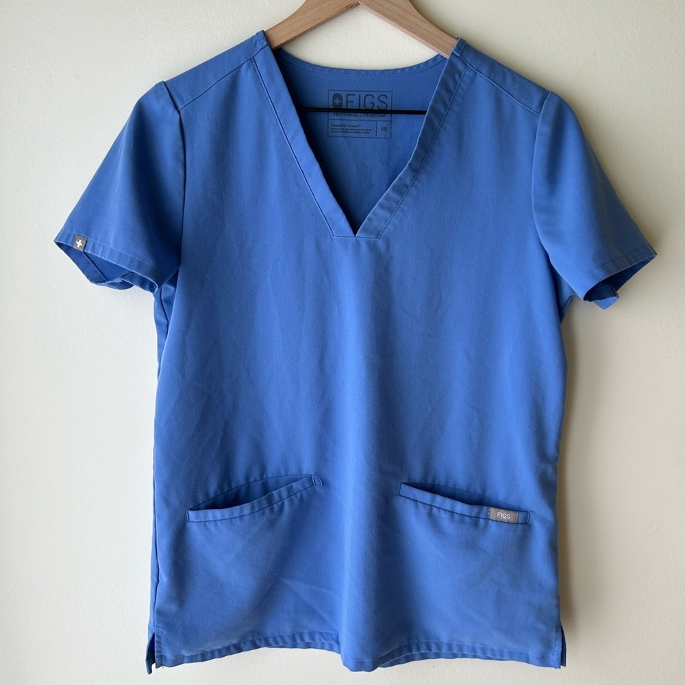 Casma Three-Pocket Scrub Top